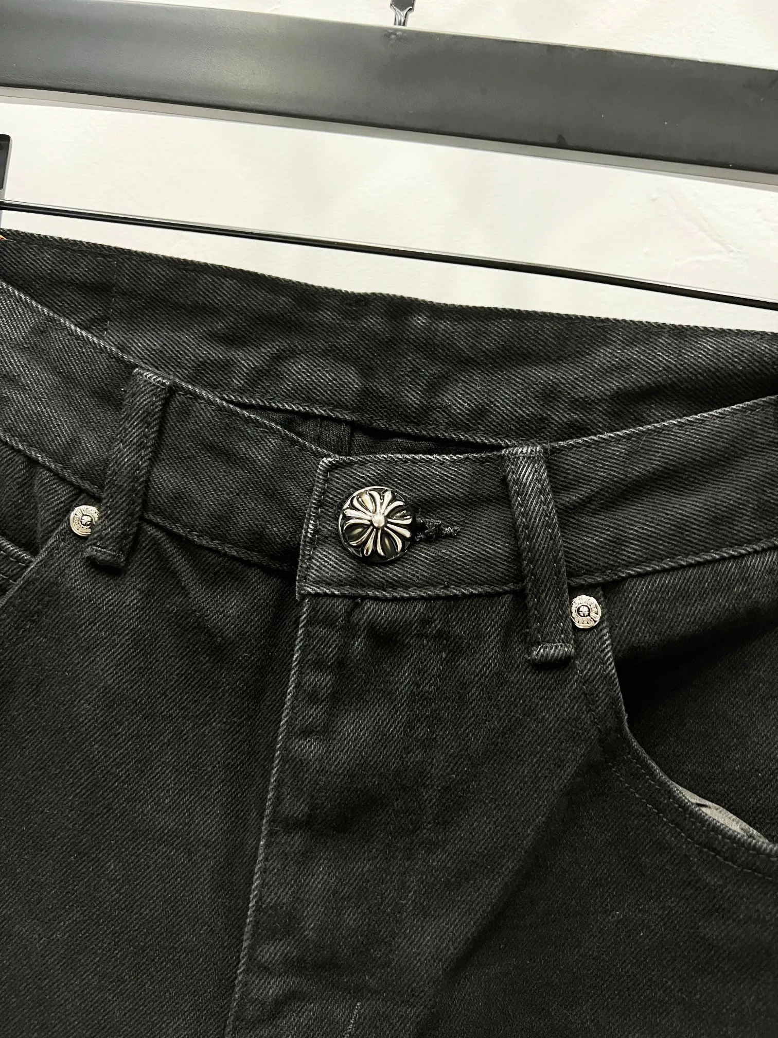 P260 Style number: (K750) Style number: (K550) Chrome Hearts & Chrome Hearts CH city limited series Sanskrit cross patch patchwork leather jeans need to be washed and then disassembled and hand-made. The sheepskin cross leather is then spliced ​​to complete. The whole process is too complicated to describe. The texture can be seen in the hand, and it looks good. The styles with different washed textures are very friendly to people with thin legs and thick legs. The straight version is very flattering to the leg shape. The moderate length is timeless and can be matched easily and casually. It is the basic styling foundation for various styles and is a must-have in the wardrobe! The fabric is stiff but also makes the upper body soft without losing texture. The washing process is even more perfect. It is a must-have item for everyone! ! ! Washed wheat, hang tag, pants label, three labels are complete, the upper body effect is particularly stiff and stylish, super stylish, same style for men and women - Color: Size: 28 30 32 34
